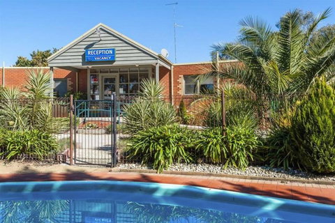 COMFORT INN COACH AND BUSHMANS - Accommodation Mermaid Beach 0