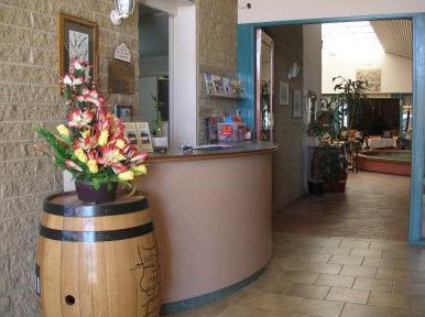 Travellers Rest And The Courtyard Restaurant - Accommodation Mermaid Beach 3