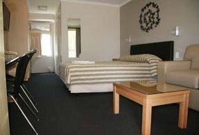 Queensgate Motel - Accommodation Mermaid Beach 0