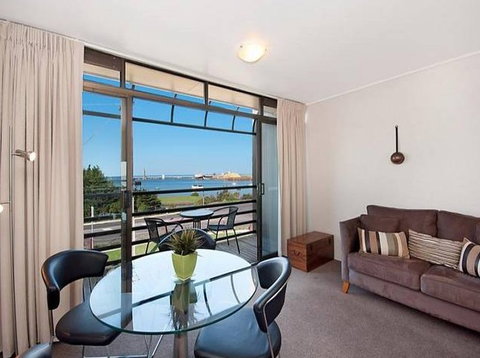 Centreport Units - Accommodation Mermaid Beach 2