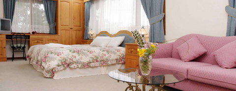 Chalet Swisse Spa Retreat - Accommodation Mermaid Beach 5