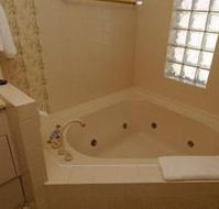 McNevins Warwick Motel and Gunyah Restaurant - Accommodation Mermaid Beach