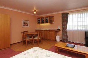 McNevins Warwick Motel And Gunyah Restaurant - Accommodation Mermaid Beach 5