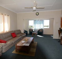 AMELIA STREET GLADSTONE 5 BEDROOMS - Accommodation Mermaid Beach