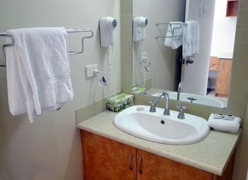 Glen Inn - Accommodation Mermaid Beach 4