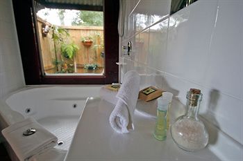 Bendles Cottages And Country Villas - Accommodation Mermaid Beach 13