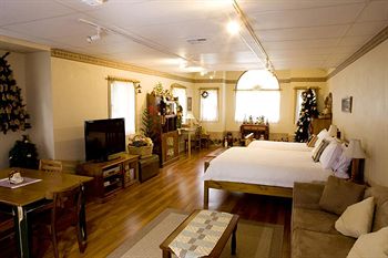 Montville Attic - Accommodation Mermaid Beach 12