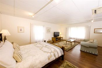 Montville Attic - Accommodation Mermaid Beach 14