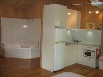 Belle's At Montville - Accommodation Mermaid Beach 7