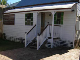 A Pine Cottage - Accommodation Mermaid Beach 0