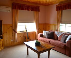 Grand Ole Topiary Cottage - Accommodation Mermaid Beach 2
