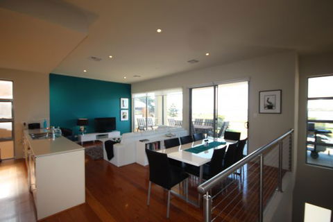 LJ Hooker Goolwa Holiday Rentals - 42 Underwood Avenue, Goolwa Beach - Accommodation Mermaid Beach 2