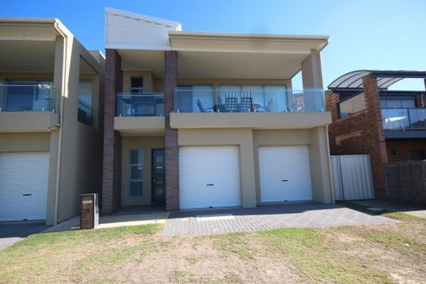 LJ Hooker Goolwa Holiday Rentals - 42 Underwood Avenue, Goolwa Beach - Accommodation Mermaid Beach 3