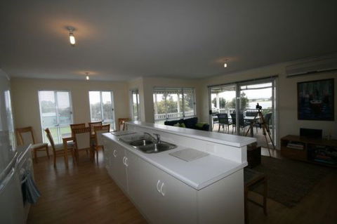 LJ Hooker Goolwa Holiday Rentals - 42 Underwood Avenue, Goolwa Beach - Accommodation Mermaid Beach 5
