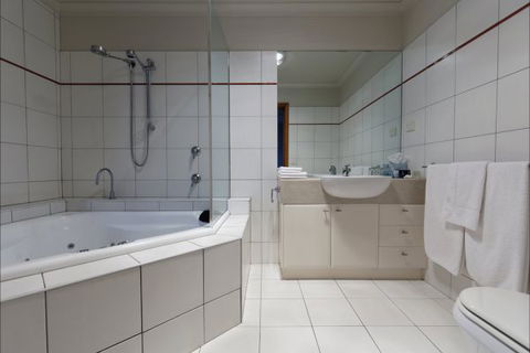 Eugenie's Luxury Accommodation - Accommodation Mermaid Beach 4