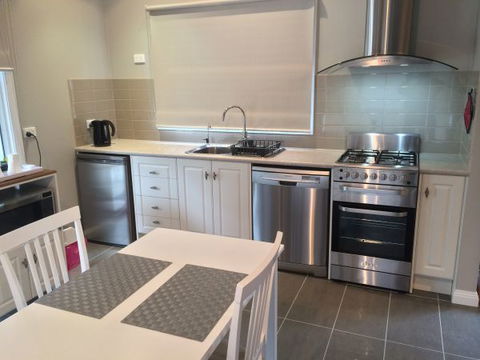 High Peaks Cottages - Accommodation Mermaid Beach 2