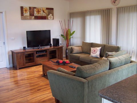 High Peaks Cottages - Accommodation Mermaid Beach 5