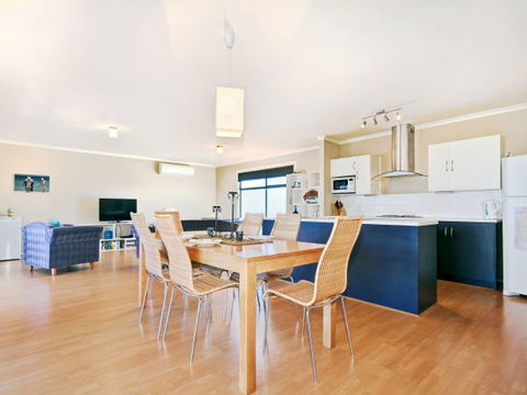 Century 21 SouthCoast: Whinnerah Sunsets - Accommodation Mermaid Beach 2