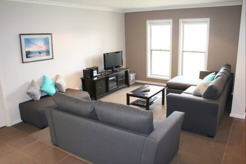 Adore 6 Villa - Accommodation Mermaid Beach 3