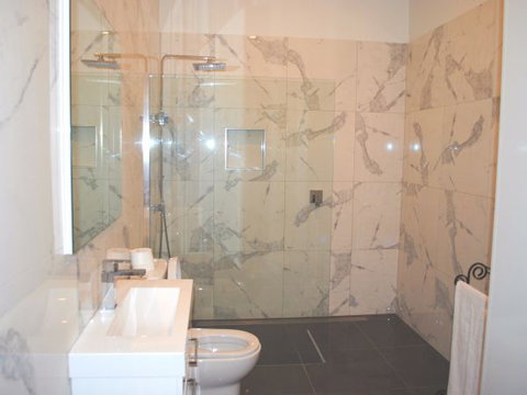 Sublime Spa Apartments On Murphy - Accommodation Mermaid Beach 5