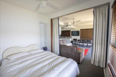 Serenity Now - Accommodation Mermaid Beach 2
