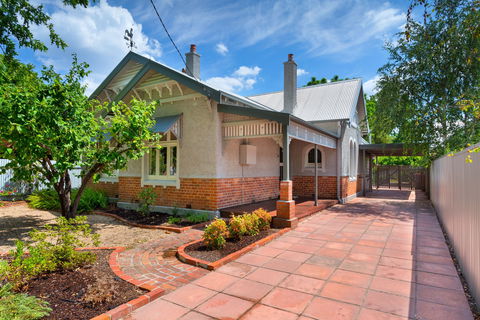 Crisp Street Cottage - Accommodation Mermaid Beach 0