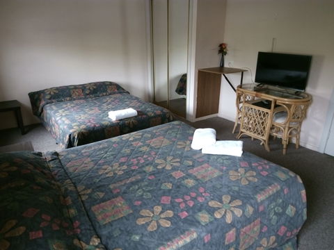Great Eastern Hotel Motel Young - Accommodation Mermaid Beach 2