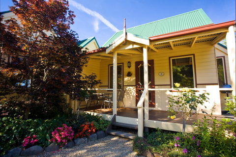 Autumn Abode Cottages - Accommodation Mermaid Beach 1
