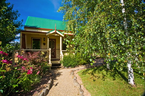 Autumn Abode Cottages - Accommodation Mermaid Beach 2