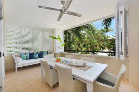 Cayman Villas Port Douglas - Accommodation Mermaid Beach 2