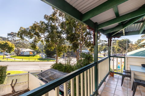 Dlux + Escape @ Lorne - Accommodation Mermaid Beach 2