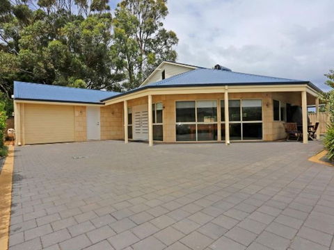 Falcon By The Bay - Accommodation Mermaid Beach 1