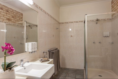 Highlander Motor Inn And Apartments - Accommodation Mermaid Beach 1