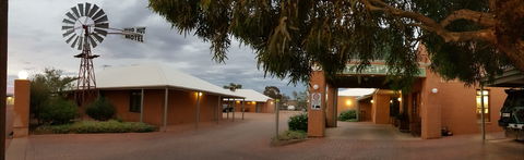 Mud Hut Motel - Accommodation Mermaid Beach 0