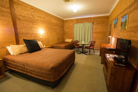 Mud Hut Motel - Accommodation Mermaid Beach 2
