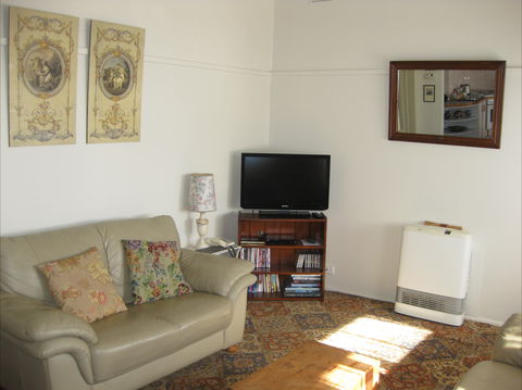 Peel Cottage - Accommodation Mermaid Beach 1