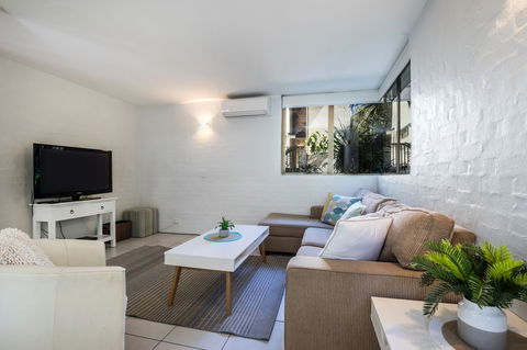 Saks On Hastings - Accommodation Mermaid Beach 1