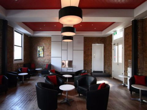 Cow And Calf Hotel - Accommodation Mermaid Beach 1