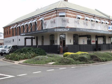 Cow And Calf Hotel - Accommodation Mermaid Beach 2