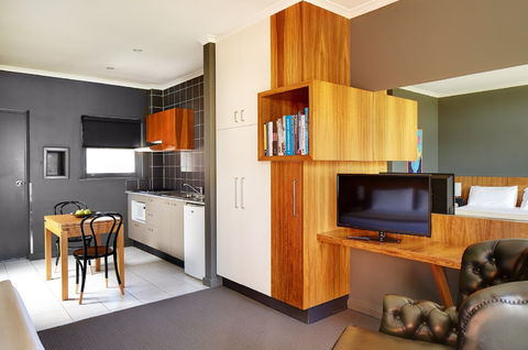 Riverview Hotel - Accommodation Mermaid Beach 1