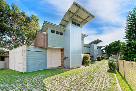 Sun Worship Crescent Head Eco Villas - Accommodation Mermaid Beach 1