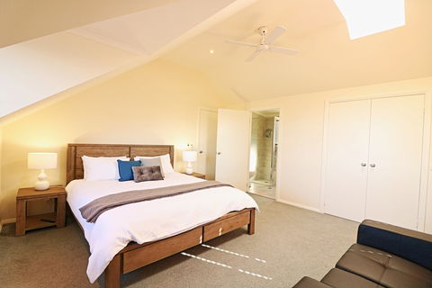 Whale Cove - Accommodation Mermaid Beach 2