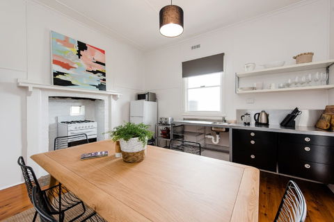 Castleview Cottage - Accommodation Mermaid Beach 0