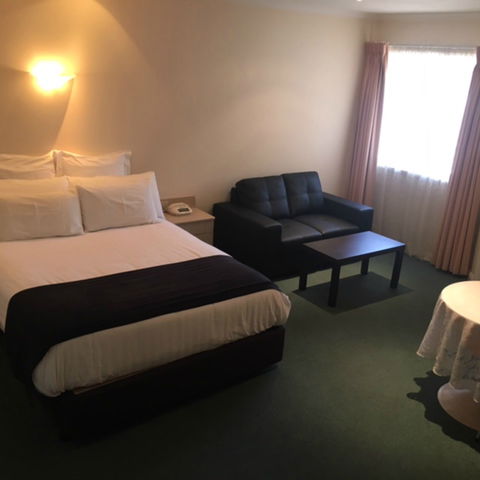 Charles Rasp Motor Inn - Accommodation Mermaid Beach 0