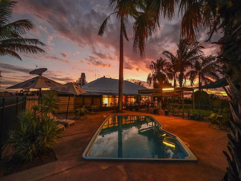 Devils Marbles Hotel - Accommodation Mermaid Beach 2