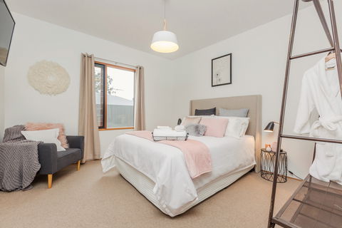 The Oak Nest Luxury Retreat - Accommodation Mermaid Beach 1