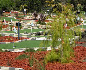 18 Hole Mini Golf - Club Husky - Accommodation Mermaid Beach 0