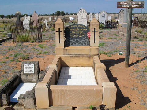 Blackall Cemetery - Accommodation Mermaid Beach 0