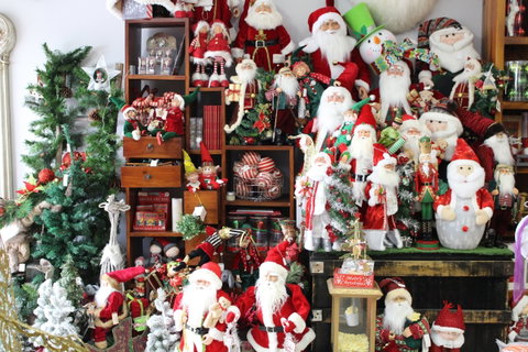 Mrs Claus And Santa - Accommodation Mermaid Beach 2