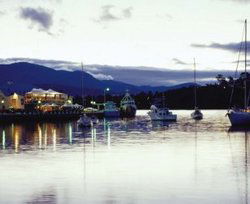 Waterfront Hotel - Accommodation Mermaid Beach 1